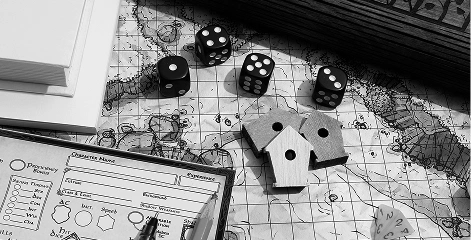 Dados, fichas de personagem e peças de jogo sobre um mapa de fantasia